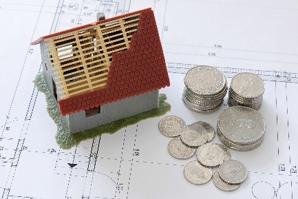 Abbildung 3: Beim Hausbau ist nicht sofort die gesamte Darlehenssumme fällig. Die Bank zahlt nach Baufortschritt und häufig auch unter Vorlage der entsprechenden Belege Teilsummen aus.