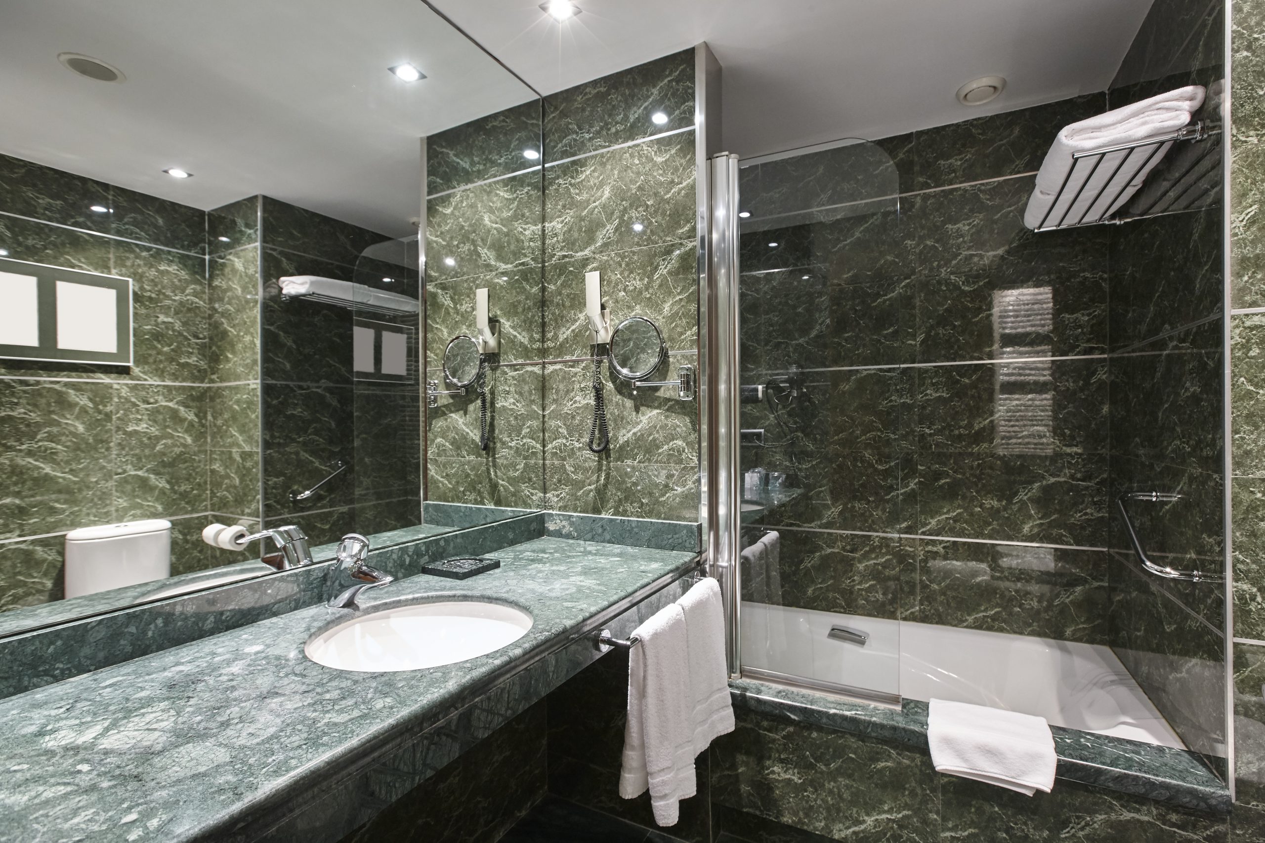 Den Tag gleich entspannt mit einer Dusche im Luxus-Badezimmer starten oder am Abend in einer Badewanne entspannen - gestalte dein Badezimmer mit Badaccessoires, Badmöbeln & Co!