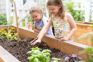 Auch Kinder genießen die Zeit im Garten und entdecken vieles neu - lasse dich inspirieren von unserem Ratgeber