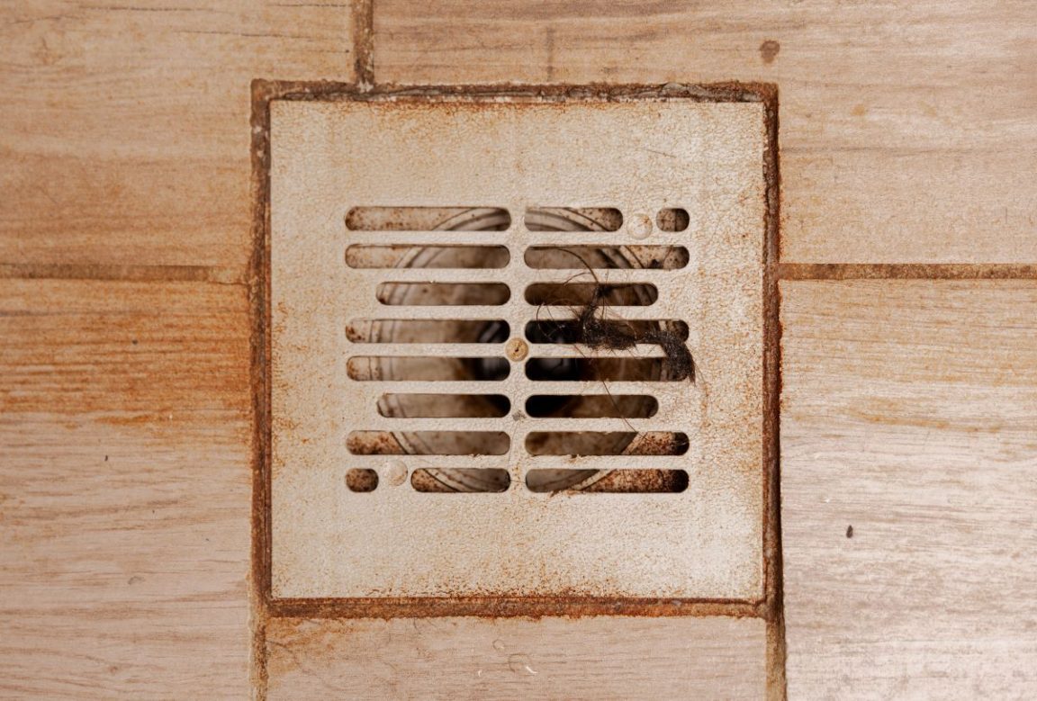 Dusche läuft nicht mehr richtig ab Was tun? Hausmittel