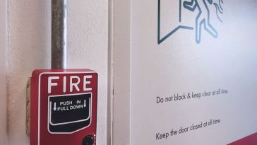 Bild: Hinweise zur Sicherheit bei Feuer beachten!